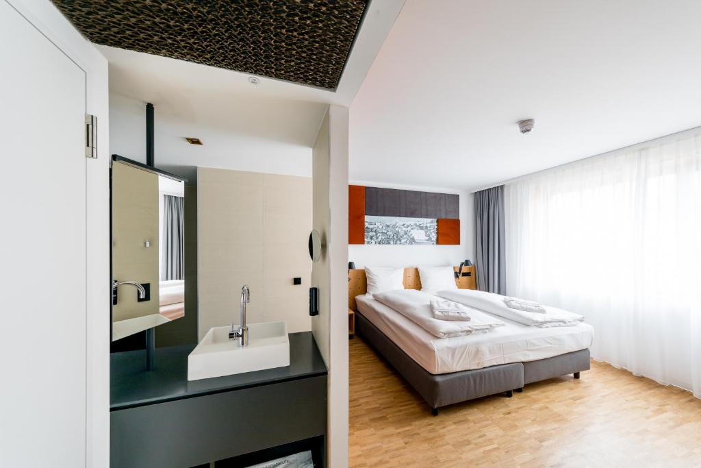 Postel nebo postele na pokoji v ubytování mk | hotel rüsselsheim