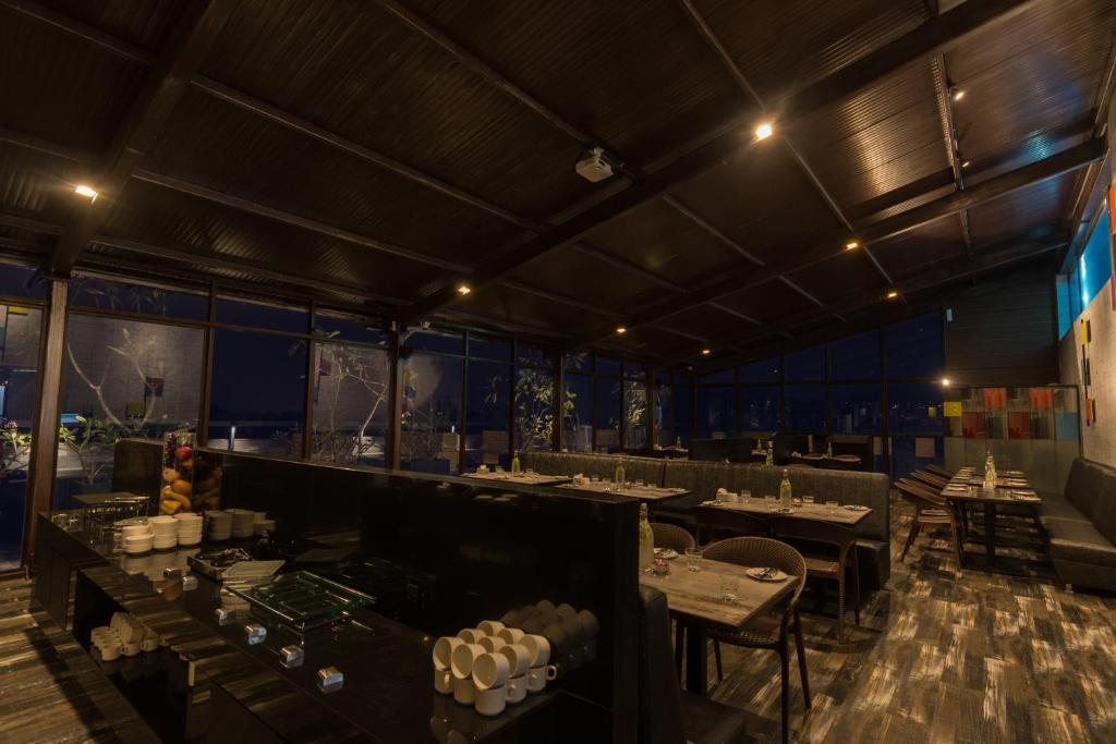 Restaurace v ubytování Roopa Elite