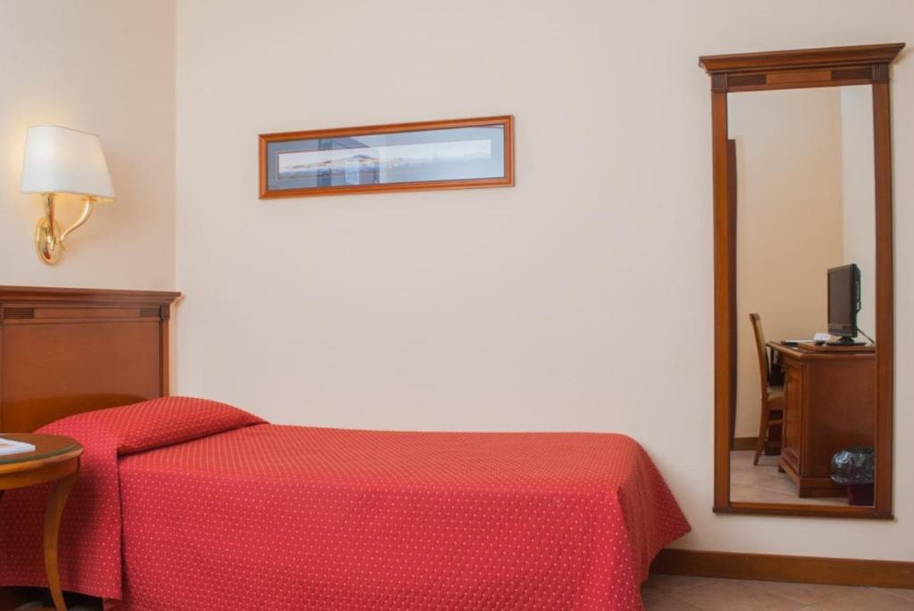 Postel nebo postele na pokoji v ubytování Le Cheminée Business Hotel Napoli