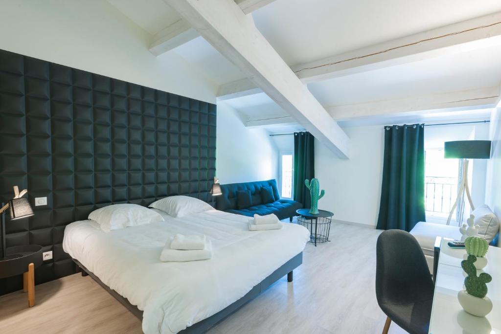 Postel nebo postele na pokoji v ubytování Hotel Restaurant des Maures
