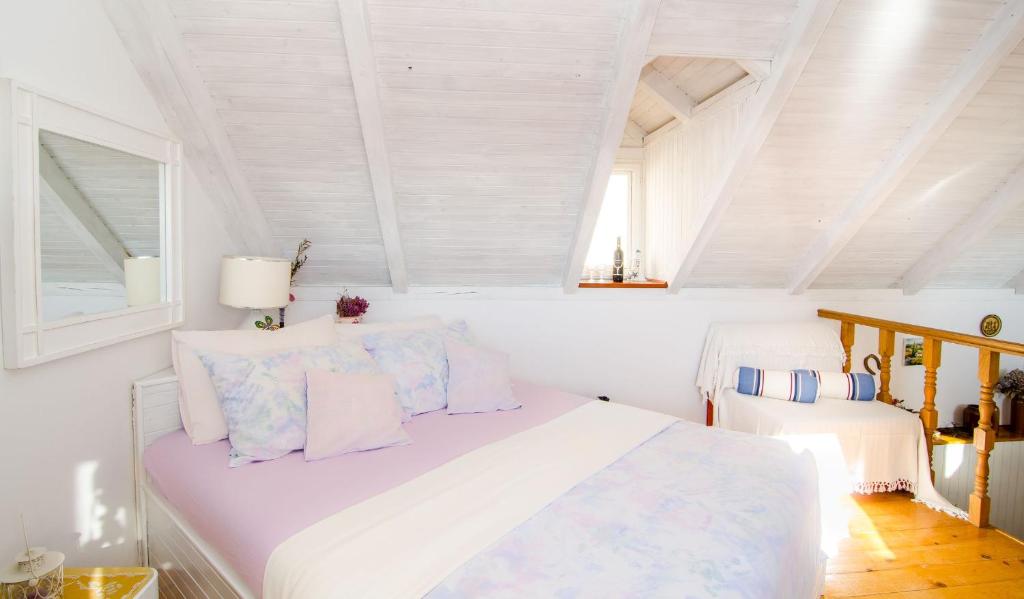 a white bedroom with a bed and a window at Rooms Lavanda&Ruzmarin in Dubrovnik