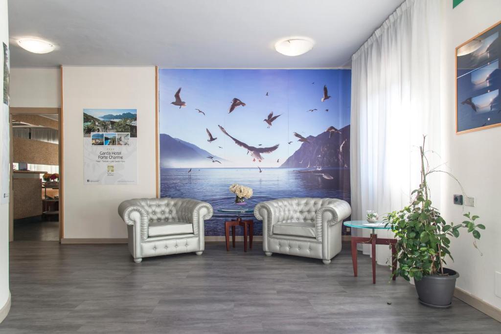 A seating area at Residence Monica