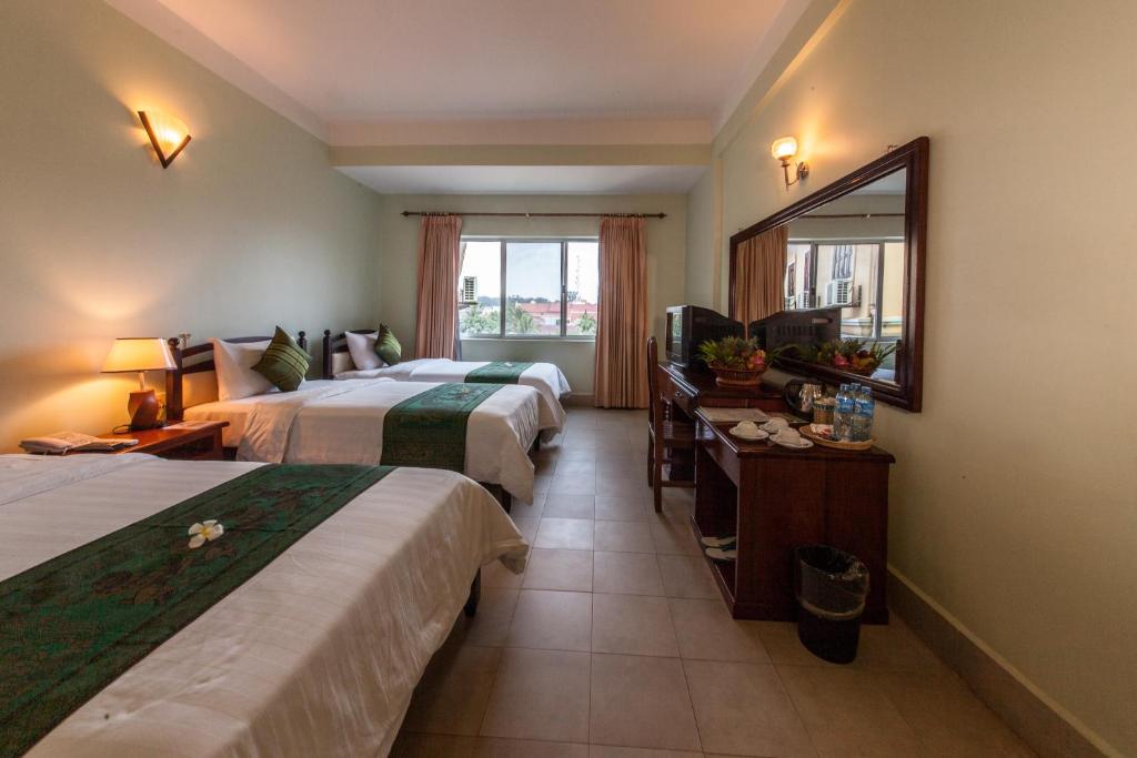 Postel nebo postele na pokoji v ubytování Parklane Hotel