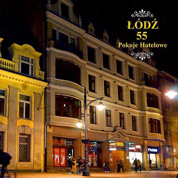 budynek na miejskiej ulicy nocą w obiekcie Aparthotel Łódź 55 Piotrkowska w Łodzi