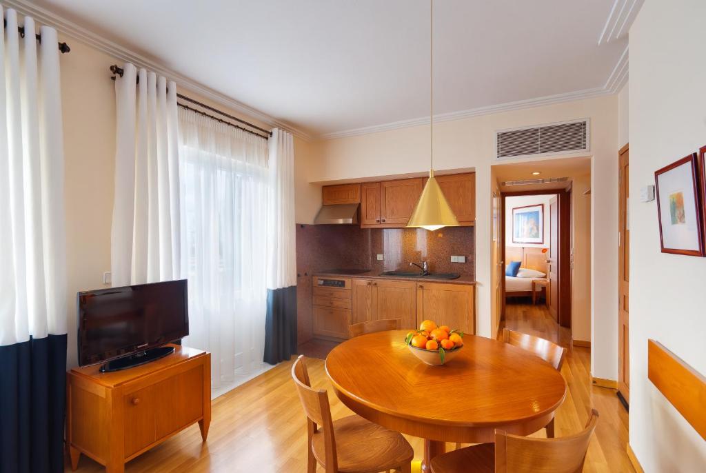 Televízia a/alebo spoločenská miestnosť v ubytovaní Hapimag Apartments Athens
