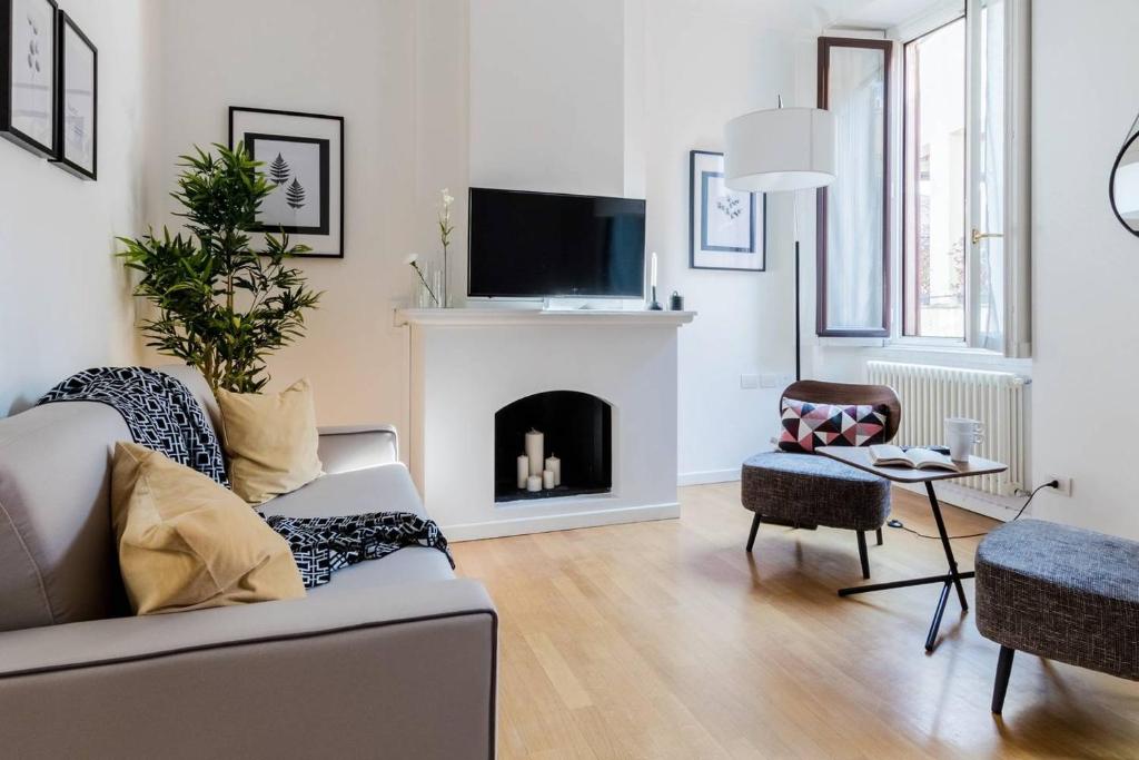 ein Wohnzimmer mit einem Sofa und einem Kamin in der Unterkunft JOIVY Lovely Flat for 5 close to Sforzesco Castle in Mailand