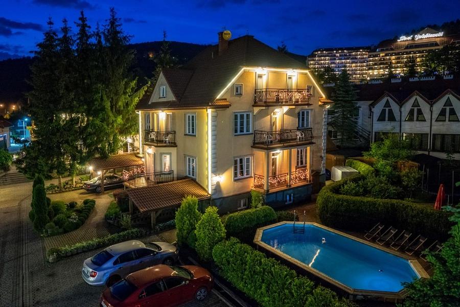 Bazén v ubytovaní Hotel Pod Gołębiem alebo v jeho blízkosti