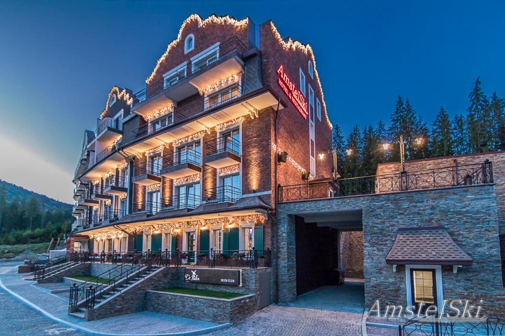 un gran edificio con un cartel en el costado en AmstelSki, en Bukovel