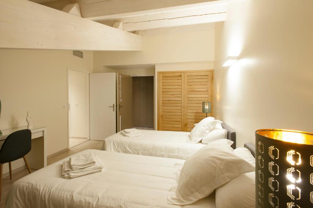Postel nebo postele na pokoji v ubytování Hotel Restaurant des Maures