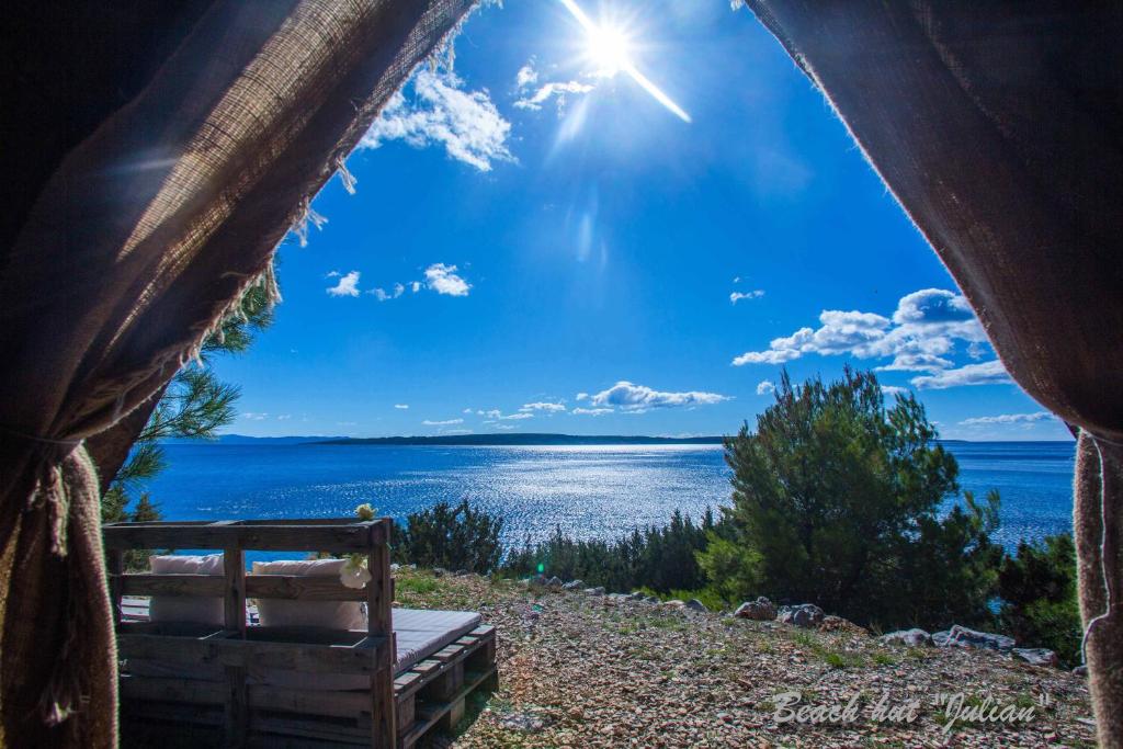 een uitzicht op de oceaan vanuit een tent bij Cast Away - Eco Resort in Zavala