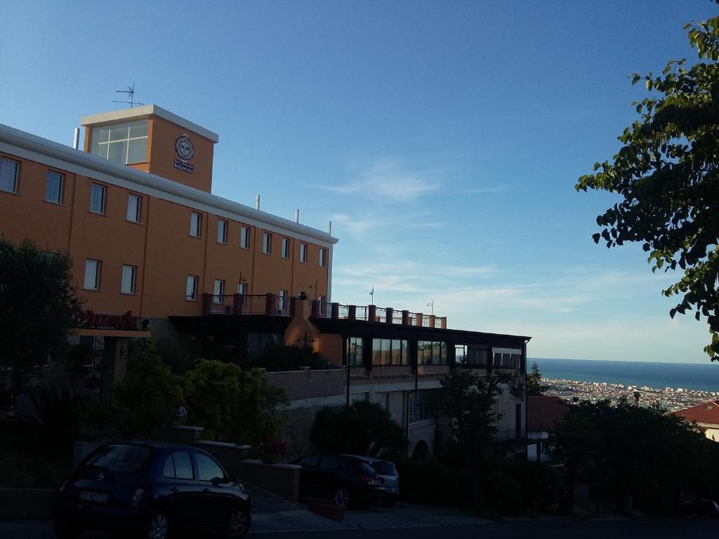 科隆內拉的住宿－Hotel ristorante Bellavista，一座建筑的顶部有一个钟楼