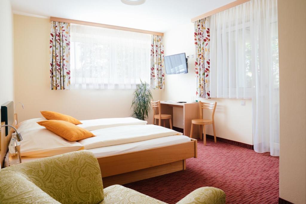 Postel nebo postele na pokoji v ubytování Gasthof Martinhof