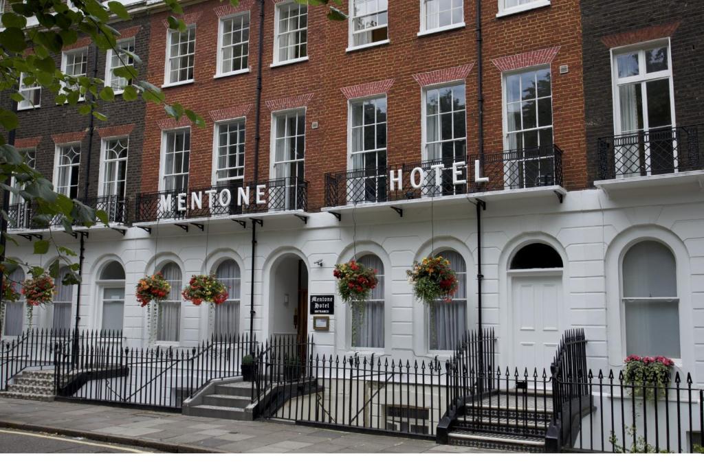 un edificio blanco con un cartel que lee hotel de Nueva York en Mentone Hotel, en Londres