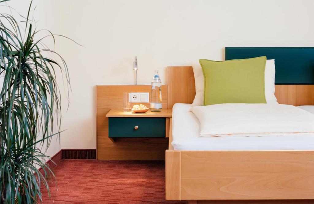 Postel nebo postele na pokoji v ubytování Gasthof Martinhof