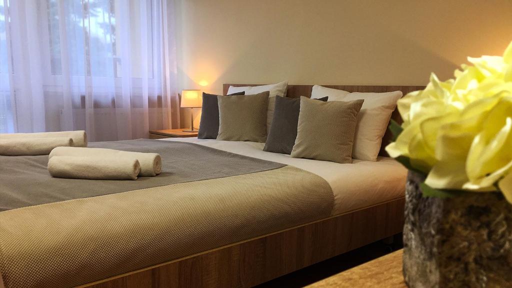 sypialnia z dużym łóżkiem z poduszkami w obiekcie Hostel Fortis w mieście Ostrołęka
