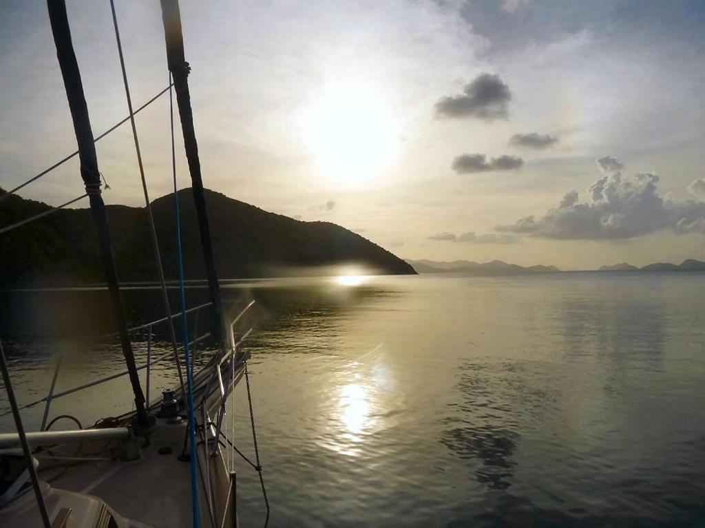 Sončni vzhod oz. zahod, fotografiran iz nastanitve na čolnu oz. ladji oz. okolice