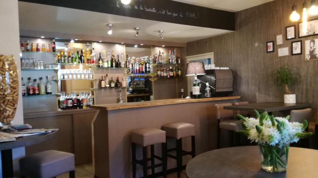 Lounge nebo bar v ubytování Hotel-Restaurant Le Sorgia