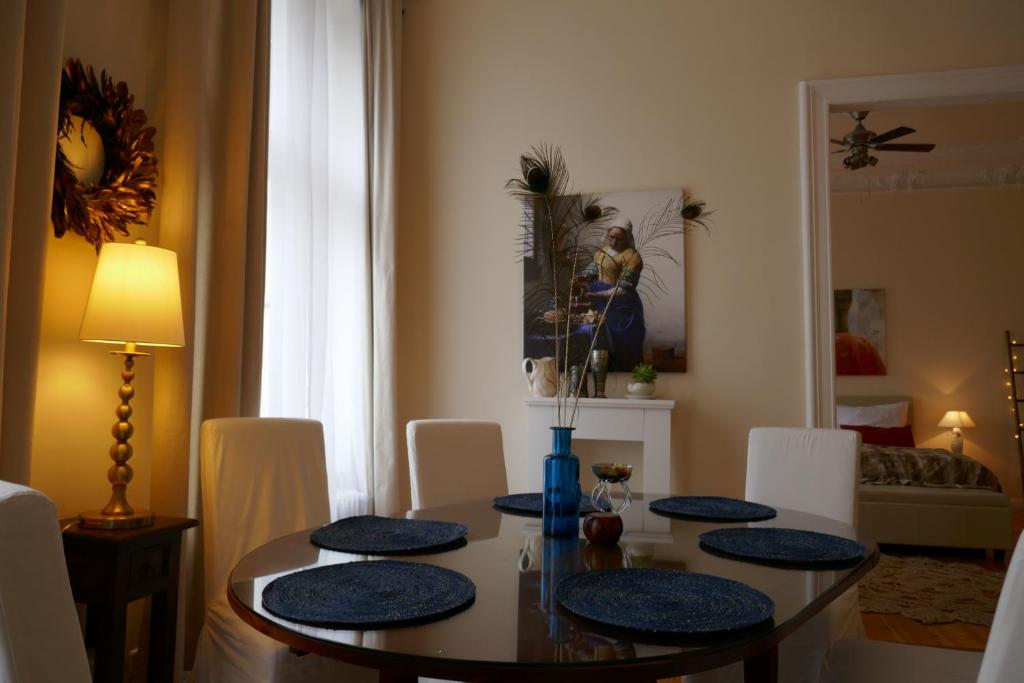ein Esszimmer mit einem Tisch mit Stühlen und einem Esszimmer in der Unterkunft Apartments Nähe Hauptbahnhof in Berlin