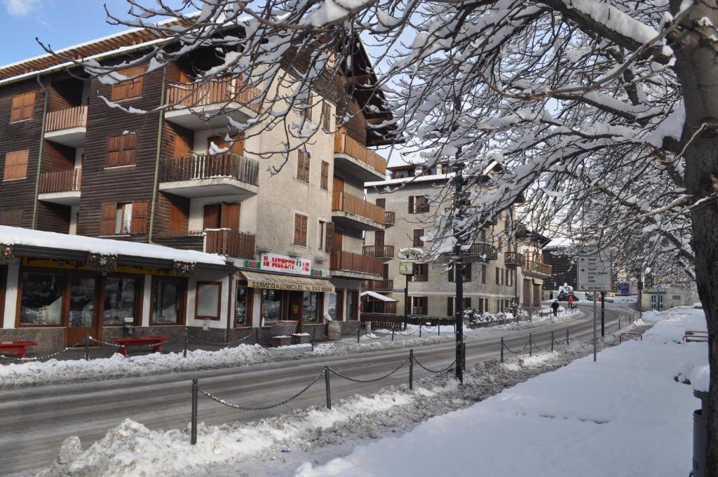 ボルミオにあるAppartamento Bormio centroの雪に覆われた道