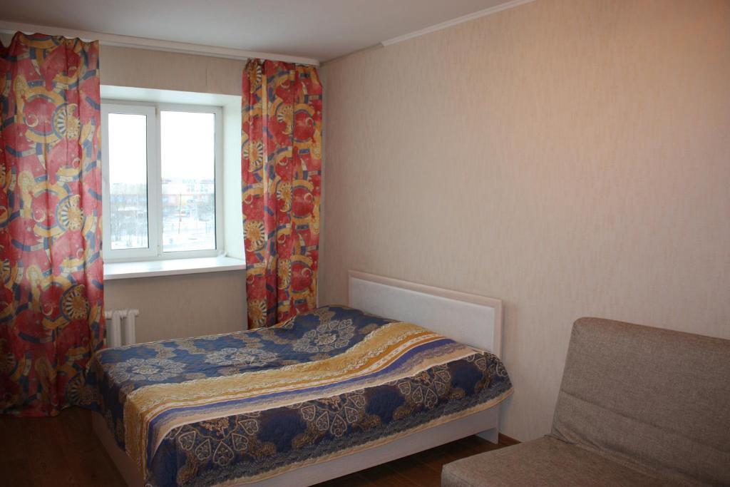 スィクティフカルにある1-к квартира Покровский бульвар, 11の小さなベッドルーム(ベッド1台、窓付)