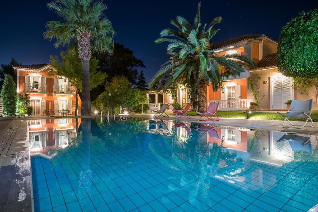 Bazén v ubytování Aeolos Boutique Hotel & Suites nebo v jeho okolí