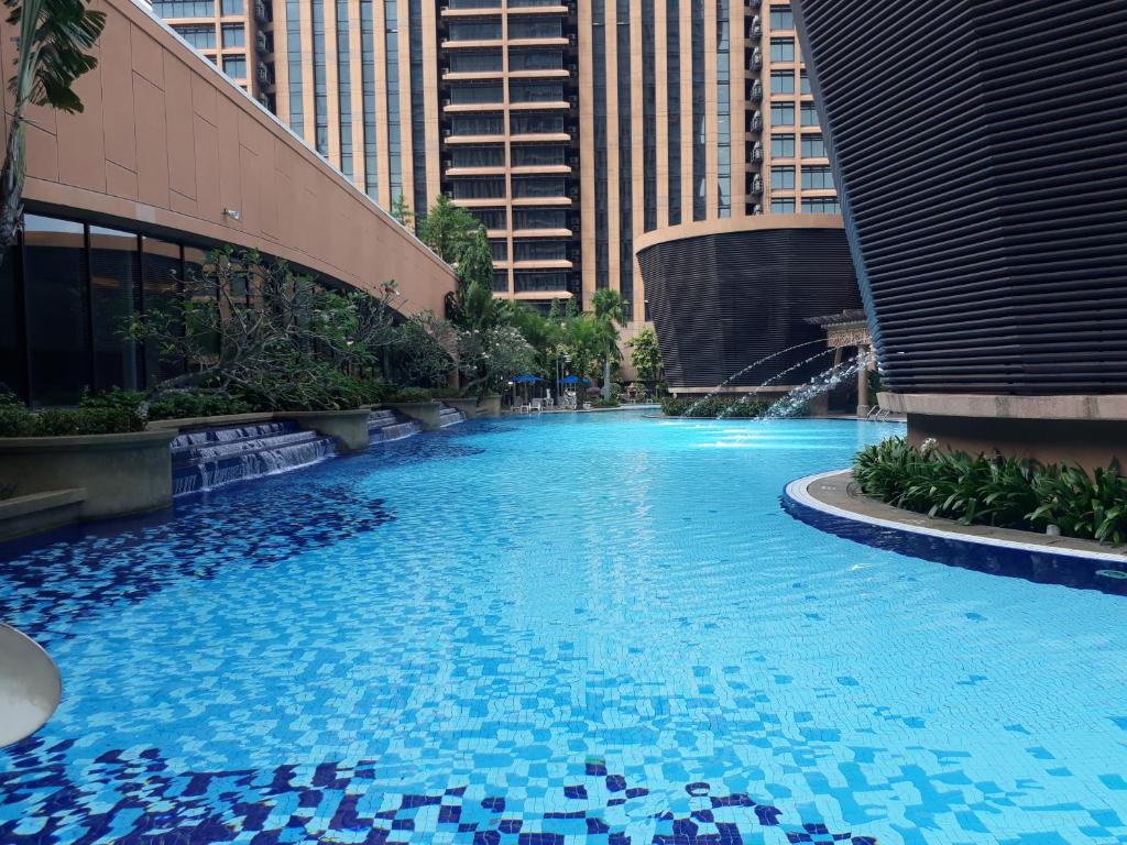 吉隆坡的住宿－Bintang Apartment Times Square KL，一座位于城市的游泳池,有高大的建筑