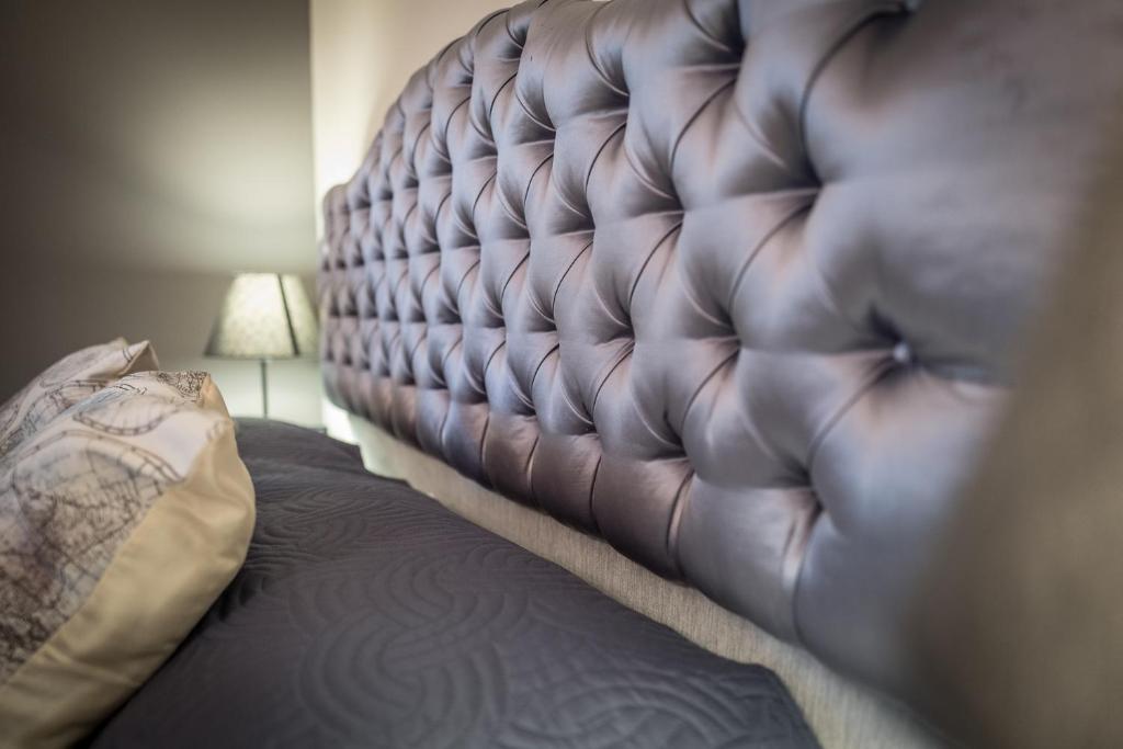 ein Bett in einem Schlafzimmer mit einer braunen Ledermatratze in der Unterkunft Palazzo Cosentino in Caltanissetta