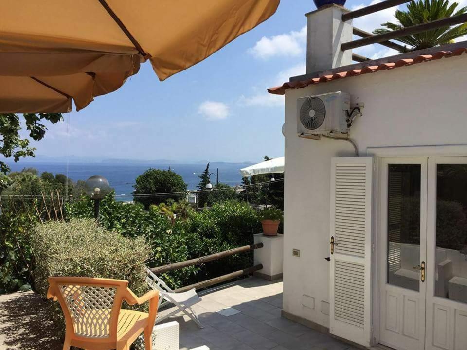 uitzicht vanaf de patio van een huis bij Sweet Home in Ischia