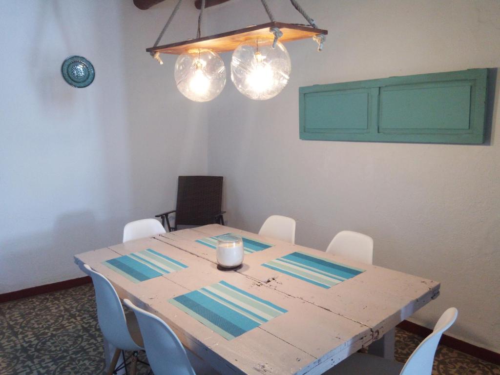 フエンテエリドスにあるLa Contraventanaのダイニングルームテーブル(白い椅子付)、シャンデリア