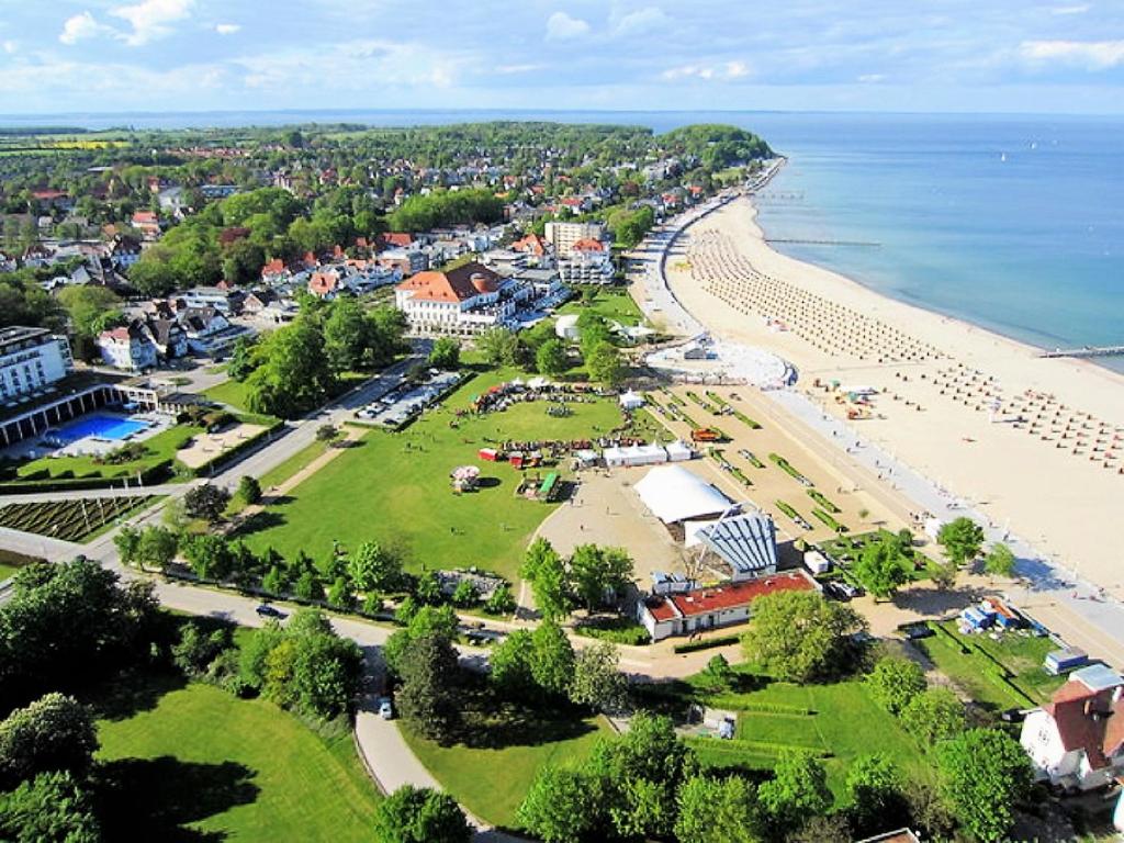 an aerial view of a beach next to the ocean at Luxussuite 1A Meerblick, Maritim Residenz, 22er Stock, modernes Styling, am Strand in Travemünde