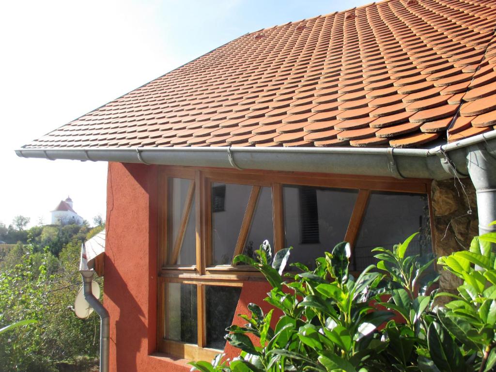 Casa con techo de baldosa y ventanas en Mediterrán apartman en Pécs