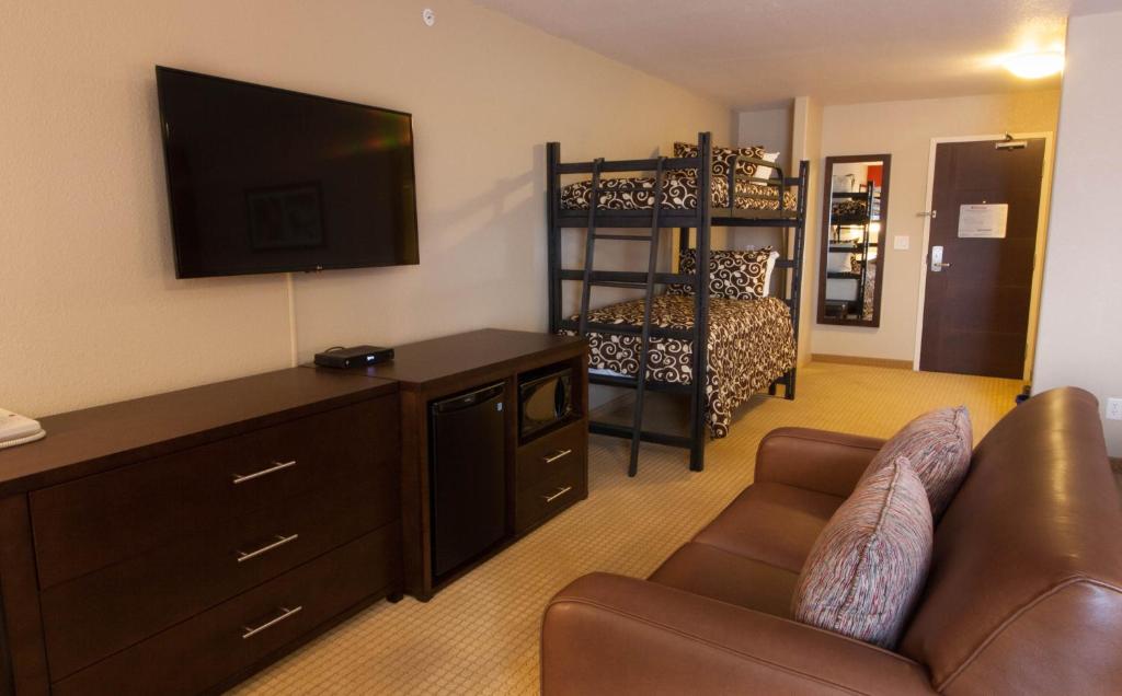 TV a/nebo společenská místnost v ubytování The Kanata Inns Invermere