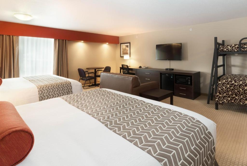 Postel nebo postele na pokoji v ubytování The Kanata Inns Invermere