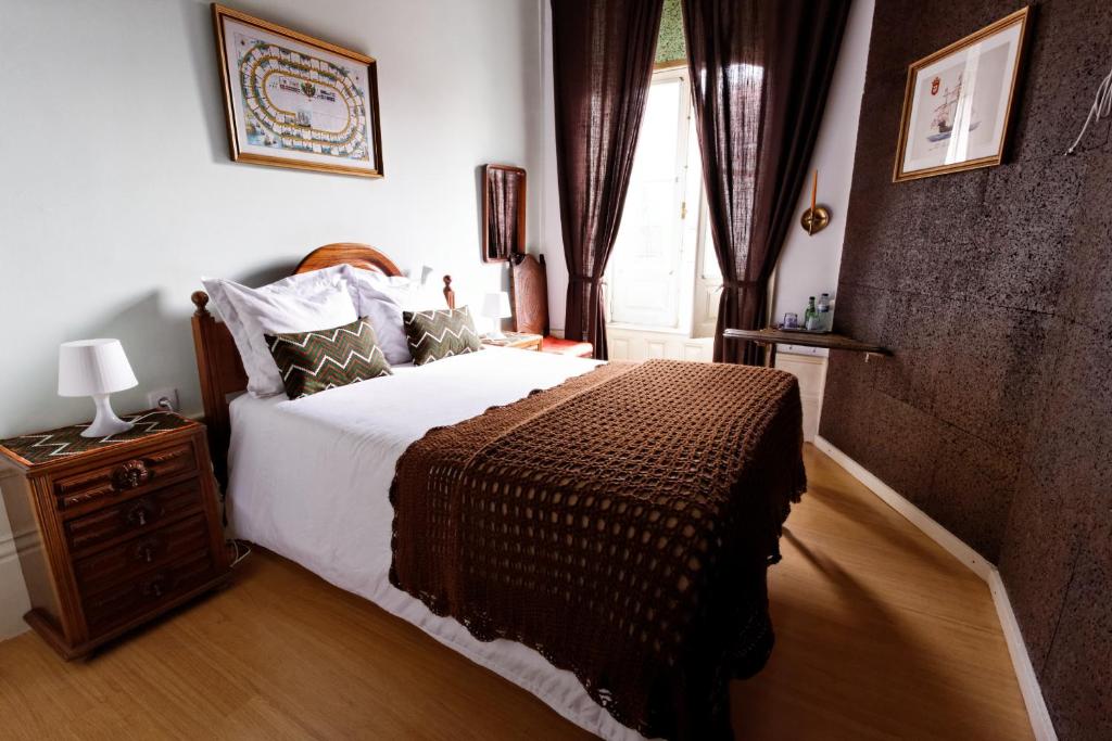 A bed or beds in a room at Guest House Alvares Cabral