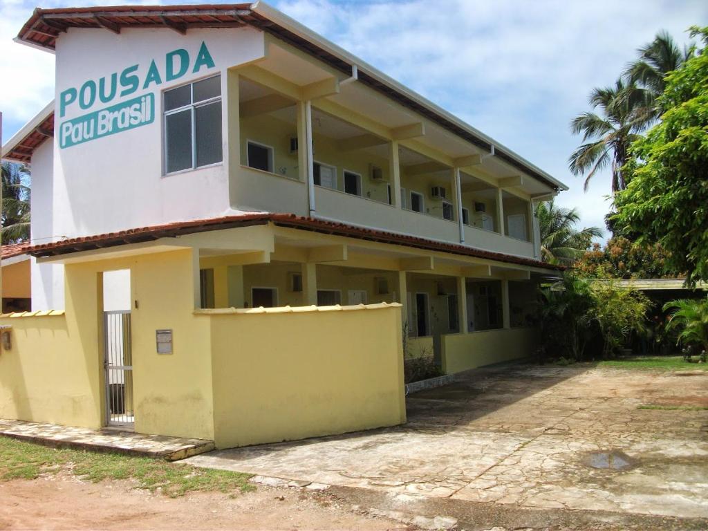a building with the name of the hotel at Pousada Pau Brasil in Ilha de Comandatuba