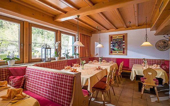 A restaurant or other place to eat at Achenseer Hüttendörfl