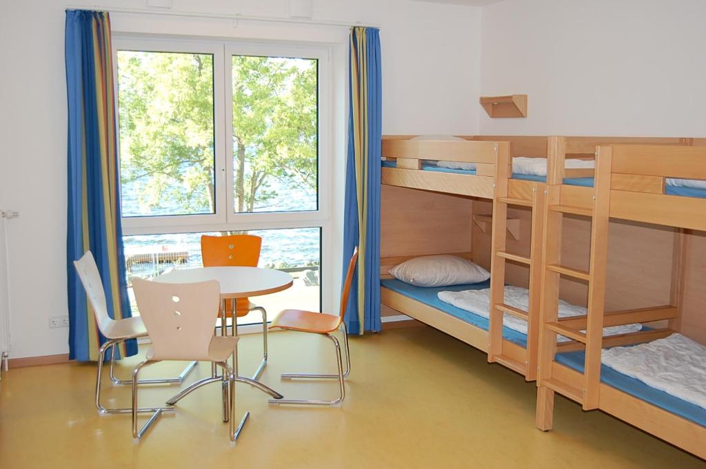 Postel nebo postele na pokoji v ubytování Jugendherberge Ratzeburg am See