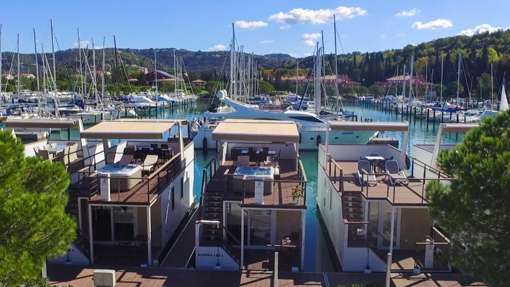 Une bande de bateaux amarrés dans un port de plaisance dans l'établissement Floating Sea Houses MARINA LUX, à Portorož