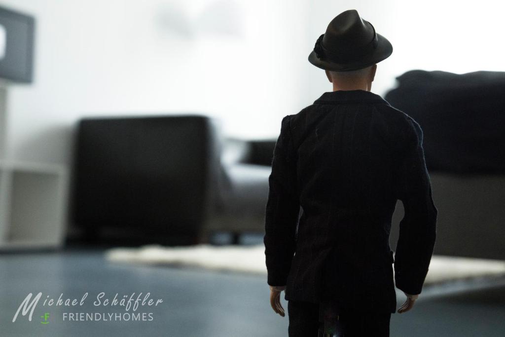 un hombre con un sombrero negro parado en una habitación en Smart and Happy Living Fürth en Fürth