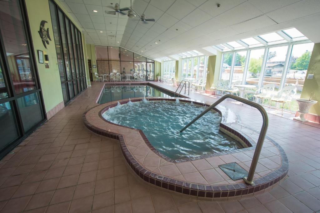 Bazén v ubytování Riveredge Resort Hotel nebo v jeho okolí