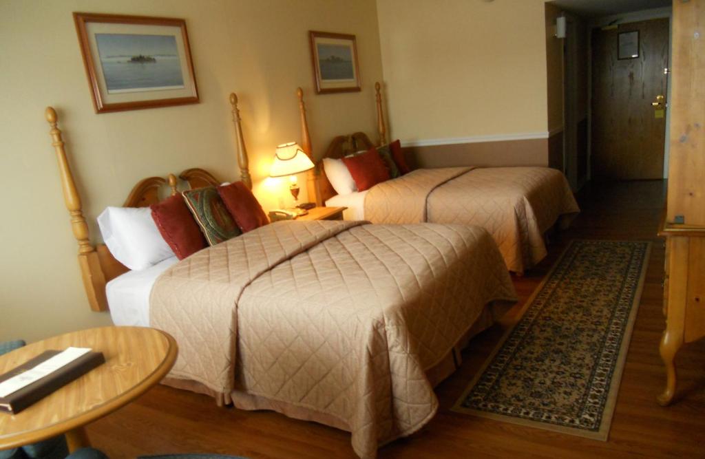Postel nebo postele na pokoji v ubytování Riveredge Resort Hotel