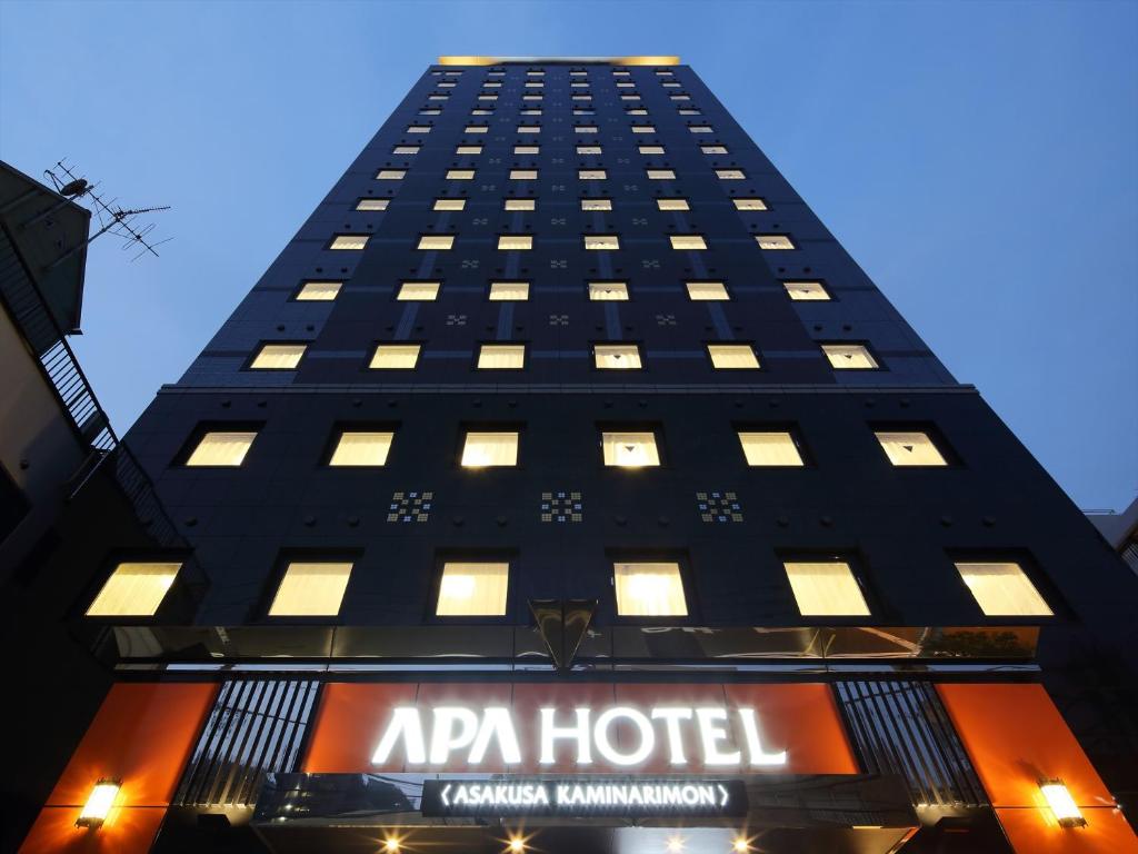 un grand bâtiment noir avec un panneau d'hôtel aaa dans l'établissement APA Hotel Asakusa Kaminarimon, à Tokyo