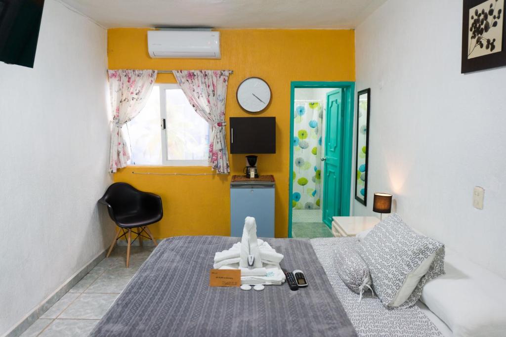 - une chambre avec un lit avec un animal jouet dans l'établissement Posada Paso Del Sol, à Isla Mujeres