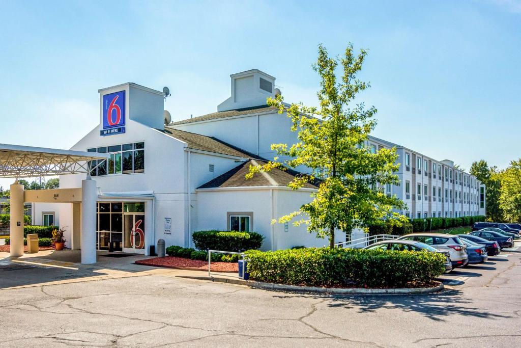 um exterior de hotel com carros estacionados num parque de estacionamento em Motel 6-Fort Mill, SC - Charlotte em Fort Mill