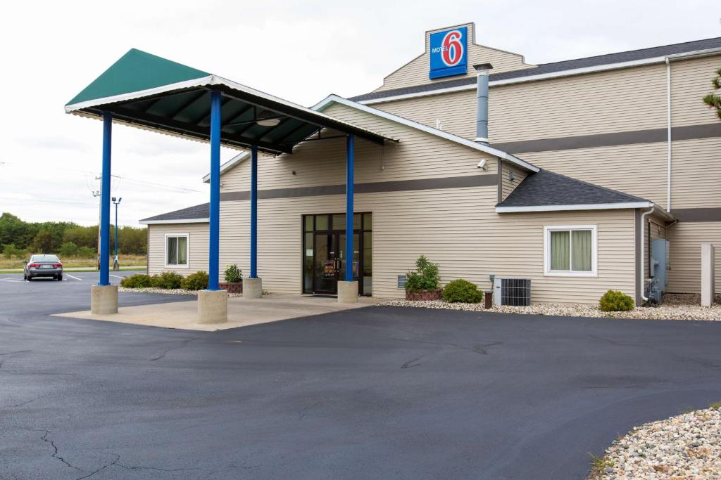 巴拉布的住宿－Motel 6-Baraboo, WI - Lake Delton-Wisconsin Dells，一边有标志的加油站