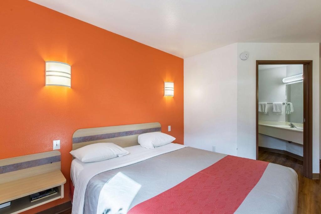 Motel 6-Baraboo, WI - Lake Delton-Wisconsin Dells - Deluxe Kamer Met Kingsize Bed - Niet-Rokers