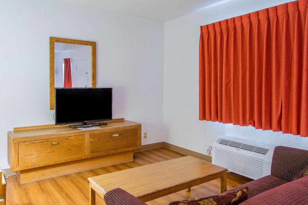 TV a/nebo společenská místnost v ubytování Motel 6-Madras, OR