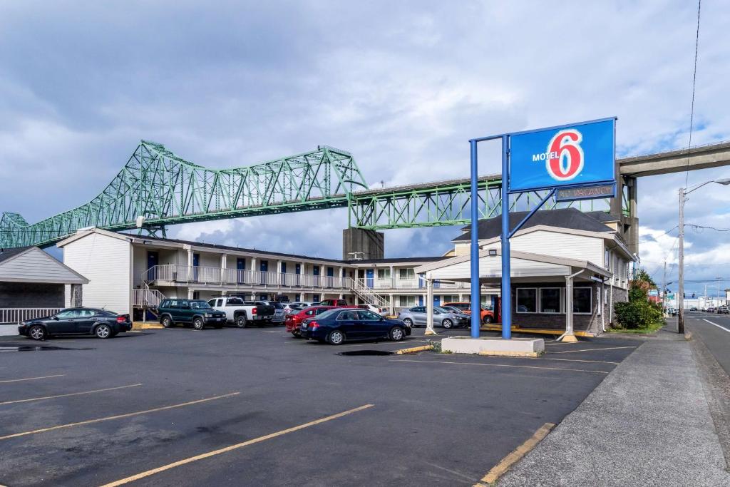 una gasolinera con un cartel en un estacionamiento en Motel 6-Astoria, OR, en Astoria, Oregon