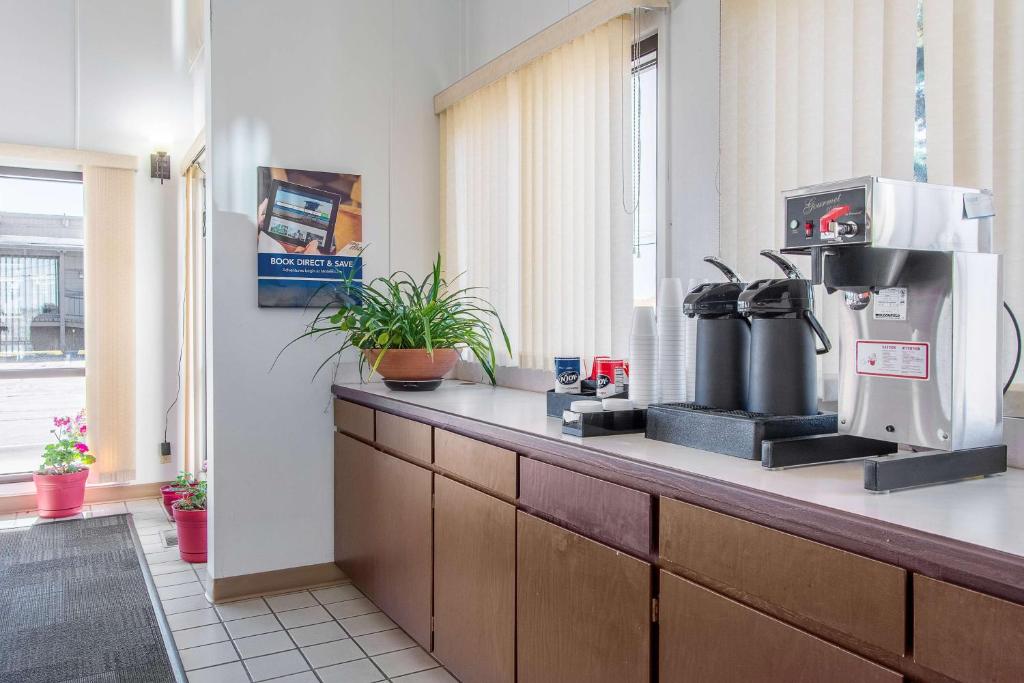 Kuchyň nebo kuchyňský kout v ubytování Motel 6-Madras, OR