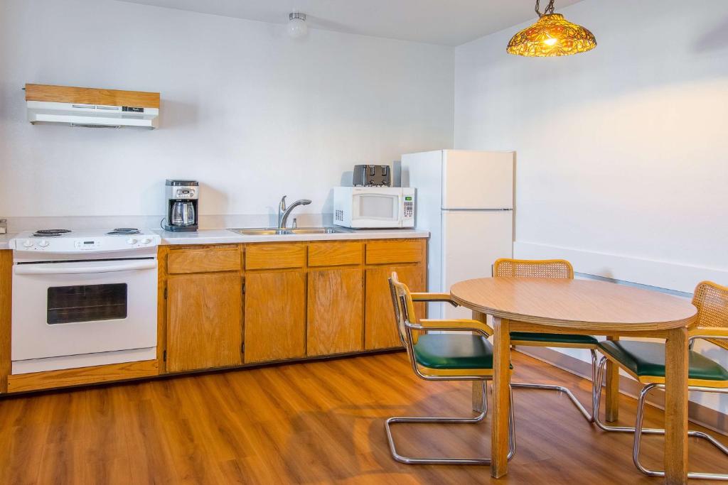 Kuchyň nebo kuchyňský kout v ubytování Motel 6-Madras, OR